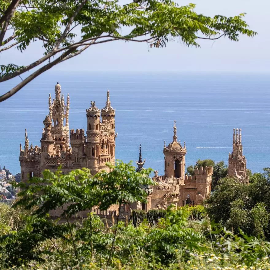 Esta fantasía historicista es el castillo más surrealista que vas a ver hoy: una fortaleza neomudéjar, con mezcla de estilos arquitectónicos, levantada a finales de los 90 en el pueblo de España que tiene más horas de sol