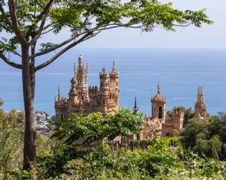 Esta fantasía historicista es el castillo más surrealista que vas a ver hoy: una fortaleza neomudéjar, con mezcla de estilos arquitectónicos, levantada a finales de los 90 en el pueblo de España que tiene más horas de sol