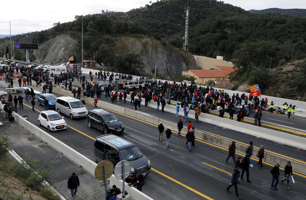 Una acció del Tsunami Democràtic talla l'AP-7 a la Jonquera