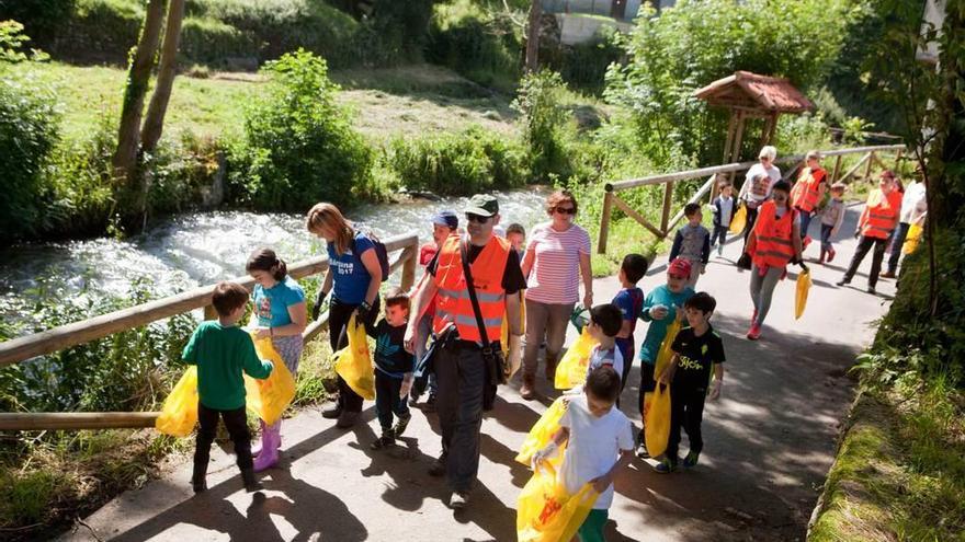 Escolares del centro de Villoria, durante la jornada de limpieza.