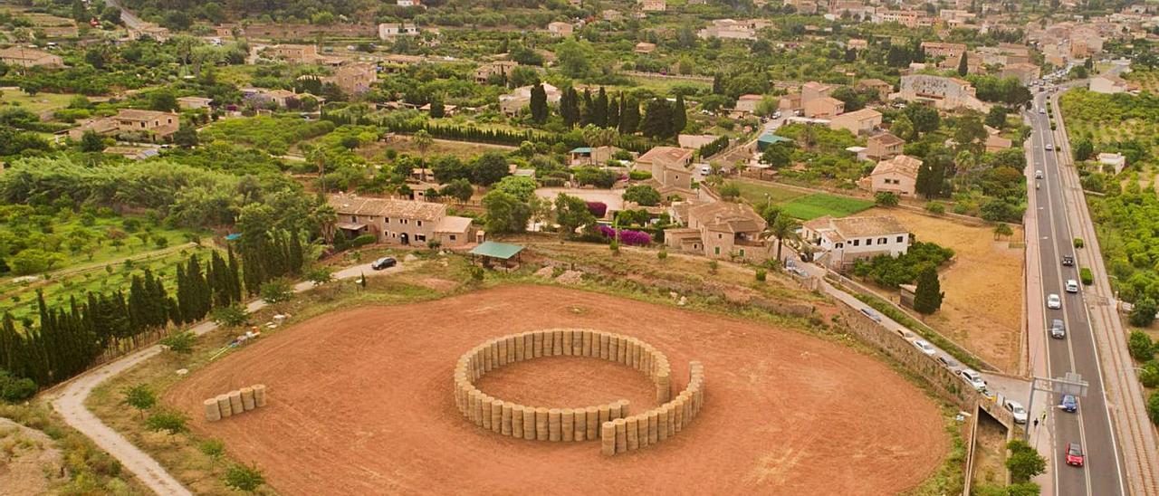 Imagen aérea del auditorio construido con balas de paja en Sóller.