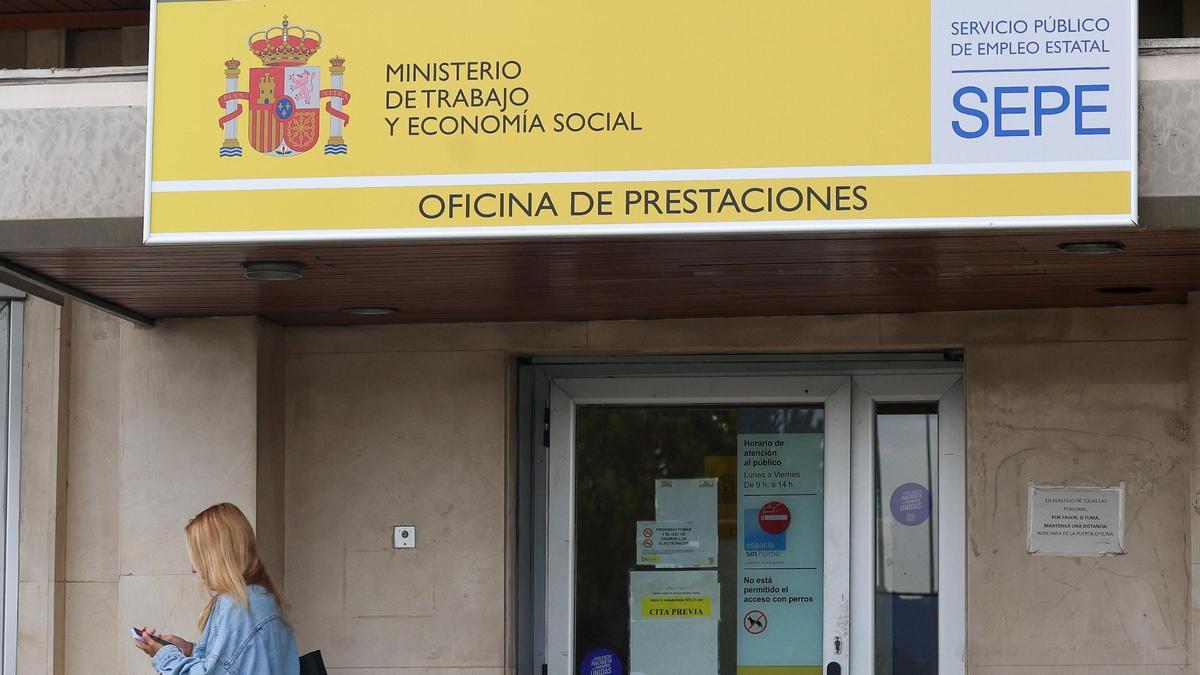 Una mujer pasa por una oficina del SEPE en Madrid, el pasado día 1.