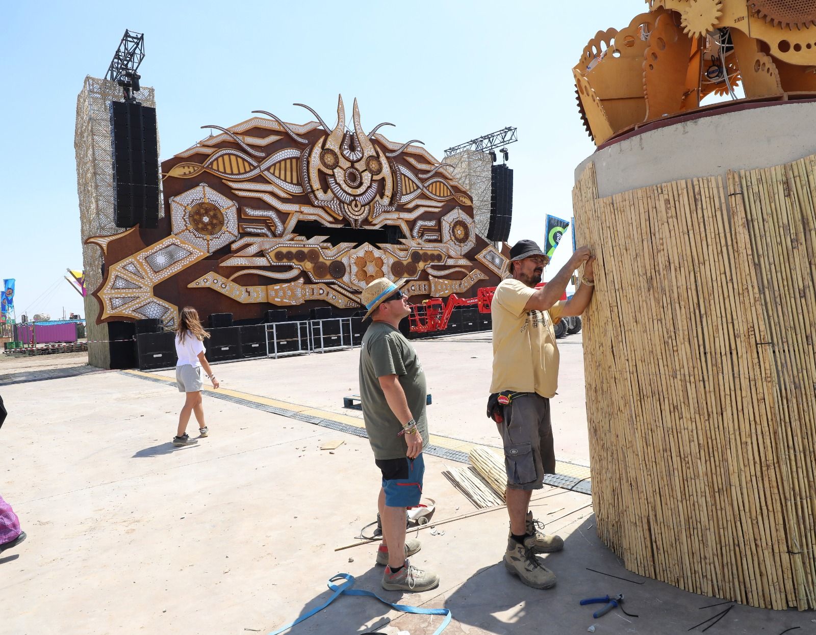 En imágenes | Montaje del escenario del Monegros Desert Festival