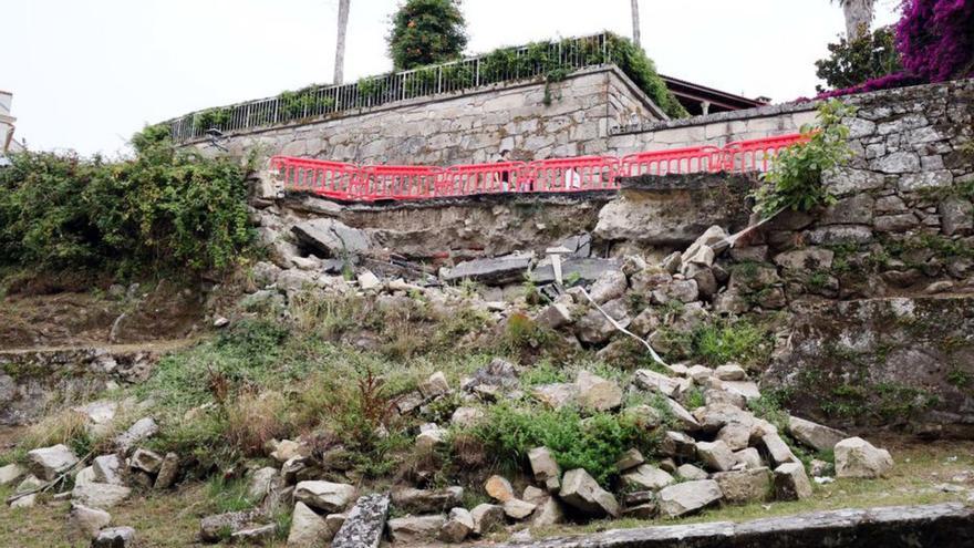 El muro de la antigua colegiata, derruido hace 11 meses.   | // M. G. BREA