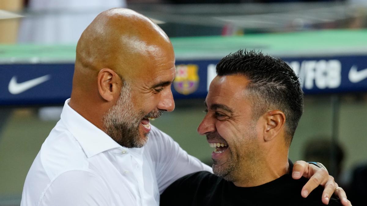 Pep Guardiola y Xavi Hernández se saludan antes de un partido
