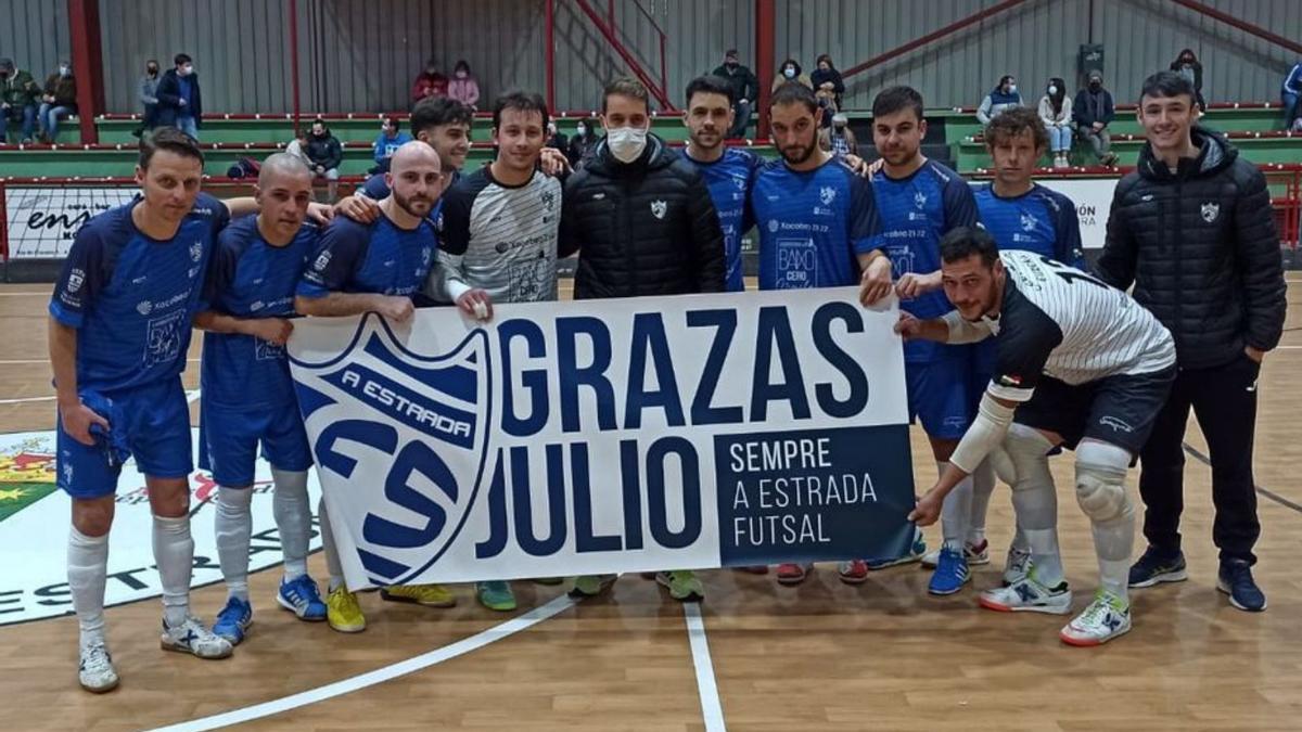 Los jugadores realizaron un homenaje en el partido a su compañero Julio, que anunció su retirada por una lesión en la rodilla. |