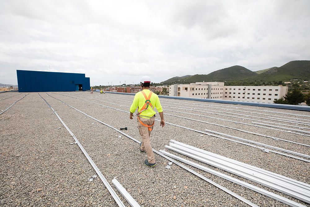 Instalación de placas solares en el hospital de Ibiza