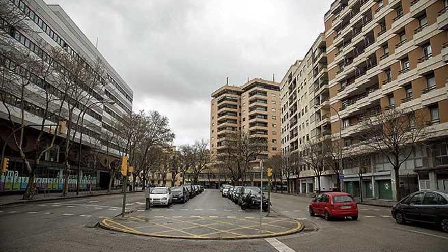 La avenida Alexandre RosellÃ³, muy cerca de la estaciÃ³n de Foners, casi libre de coches.