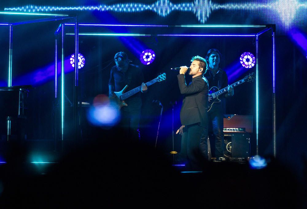 El almeriense inauguró los conciertos de verano de la provincia en una abarrotada Plaza de Toros.