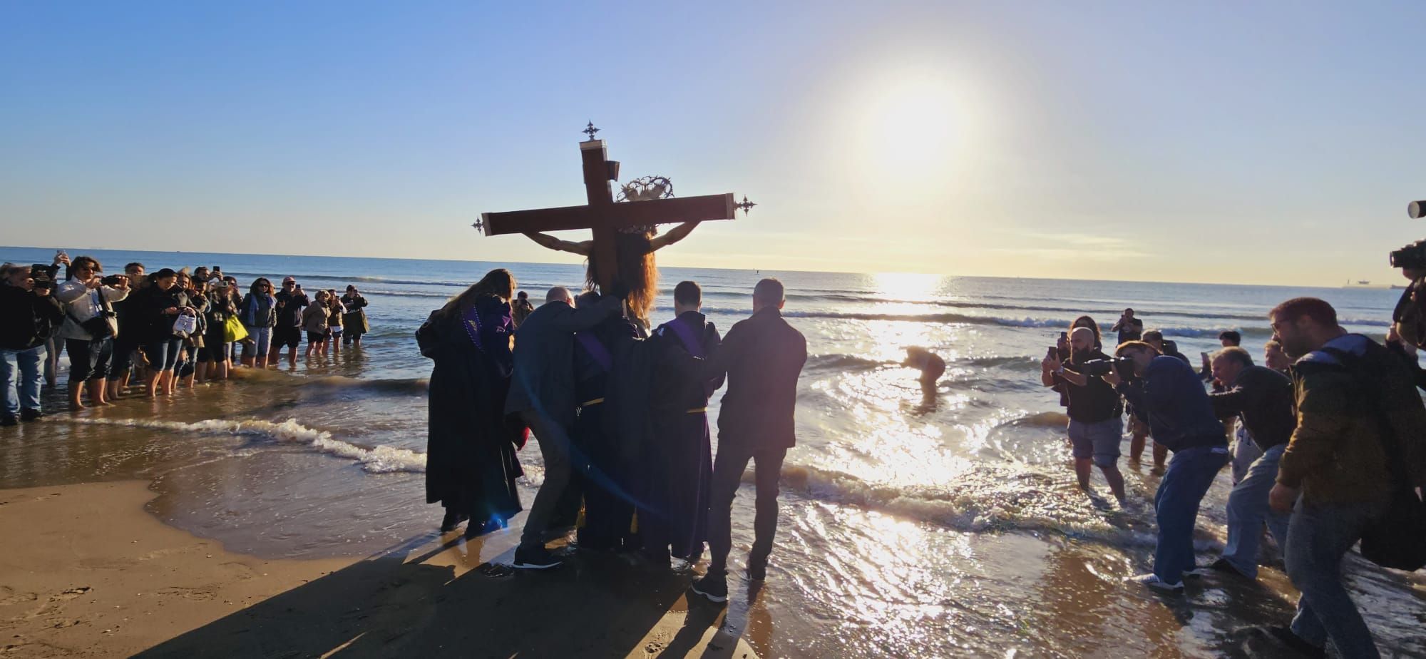 El Cristo del Salvador recuerda a los fallecidos en el mar a pie de playa después de su Encuentro con el Cristo del Salvador y el Amparo.