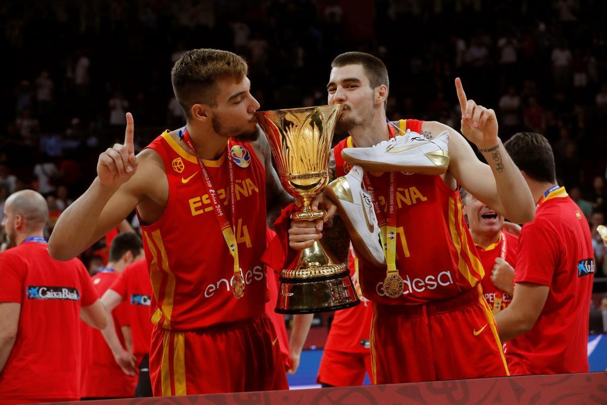 El jugador de la selección española de baloncesto Willy Hernángomez y su hermano Juancho celebran tras proclamarse Campeones del Mundo en la final del Mundial de Baloncesto de China 2019 ante Argentina 