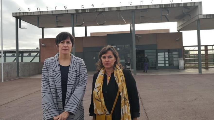 Ana Pontón y Ana Miranda, en el acceso a la prisión de Lledoners.
