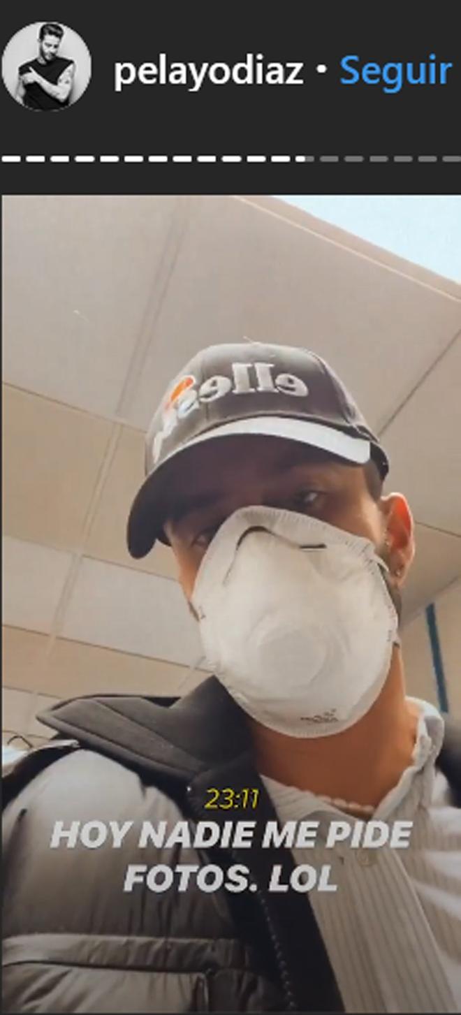 Pelayo Díaz con mascarilla en el aeropuerto de Madrid