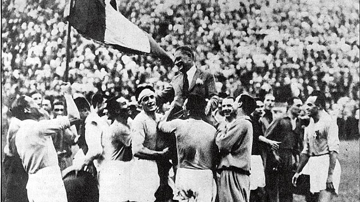 Los jugadores italianos celebran la conquista del primer Mundial de la historia en 1934.