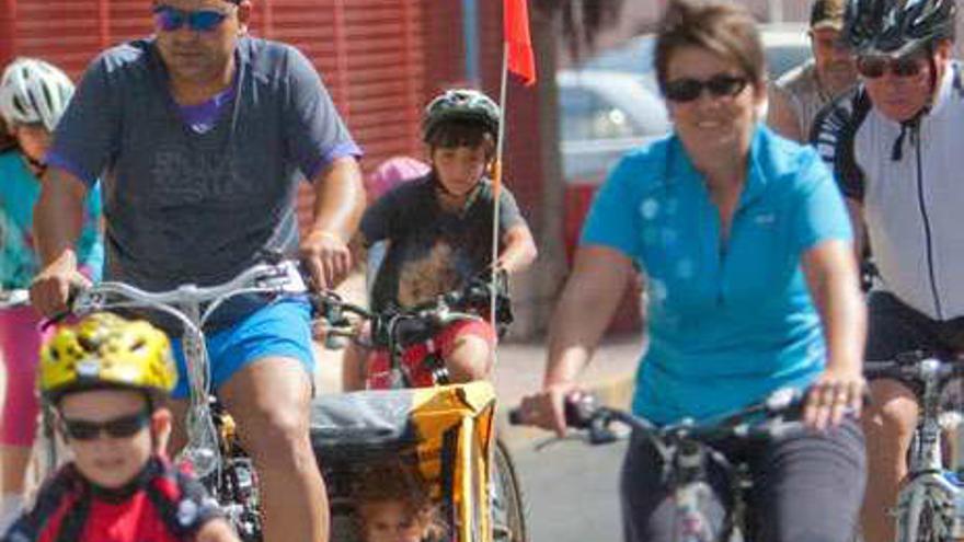 Decenas de personas participan en la IX vuelta ciclista de la hoguera del Acequión