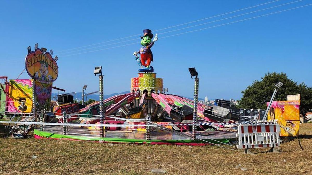 El "saltamontes", precintado por orden judicial para realizar un examen pericial, es la única atracción que permanecía ayer en Matamá tras la suspensión de las fiestas a raíz del accidente mortal.