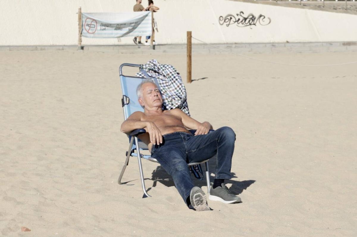 Barceloneses acuden a la playa por las altas temperaturas de noviembre