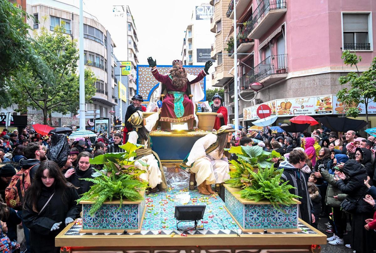 Los Reyes Magos recorren las calles de Elche a pesar de la amenaza de lluvia