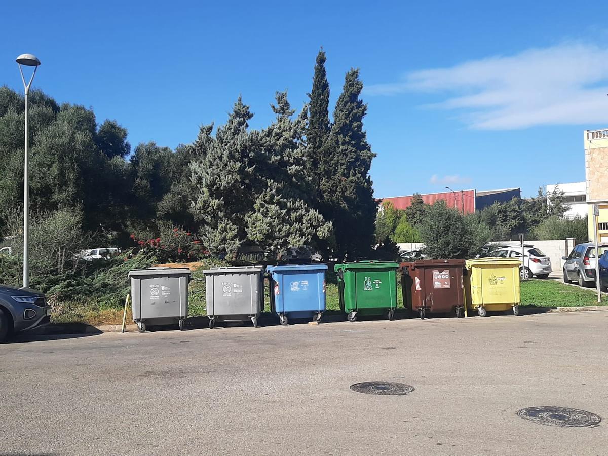 Los contenedores donde fue arrojado el bebé en Porto Cristo.