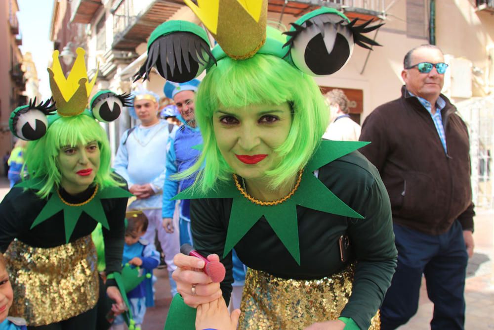 Las familias y los niños disfrazados toman las calles del centro de Málaga el primer domingo de Carnaval.