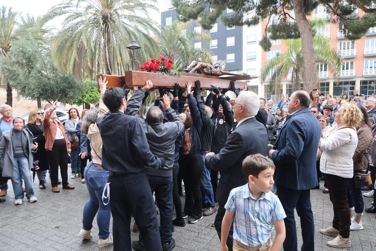 El Cristo del Grao escenifica su llegada al puerto en su fiesta grande