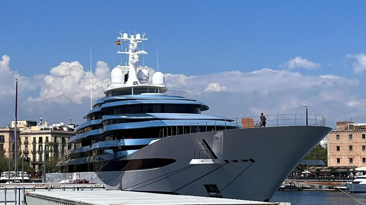 El yate Kaos en el Port Vell