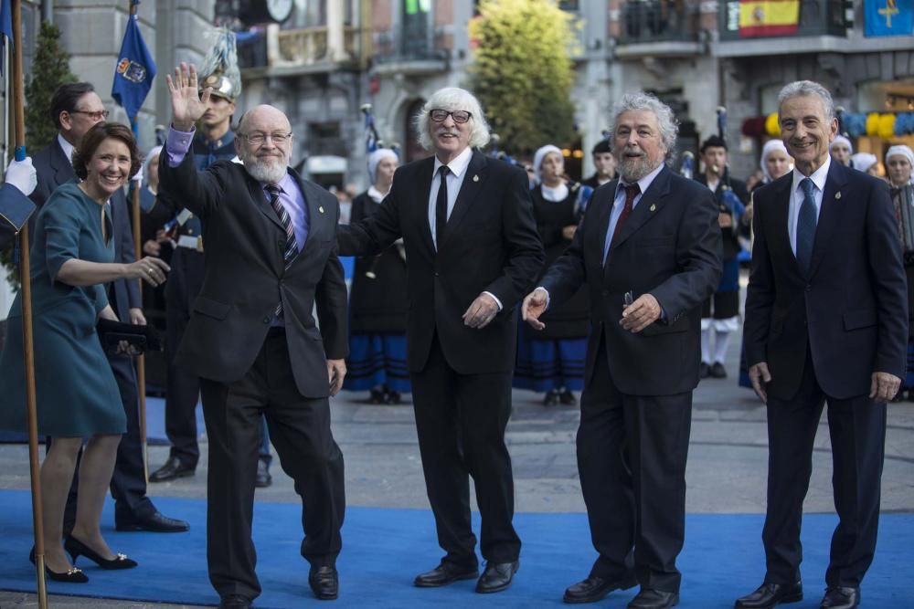 Desfile de los Reyes, personalidades y premiados en la alfombra azul