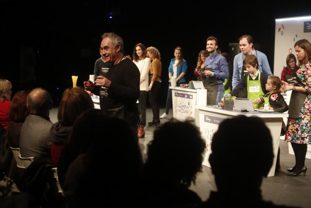 Ferran Adrià cocinando con varias familias en el centro Niemeyer de Avilés