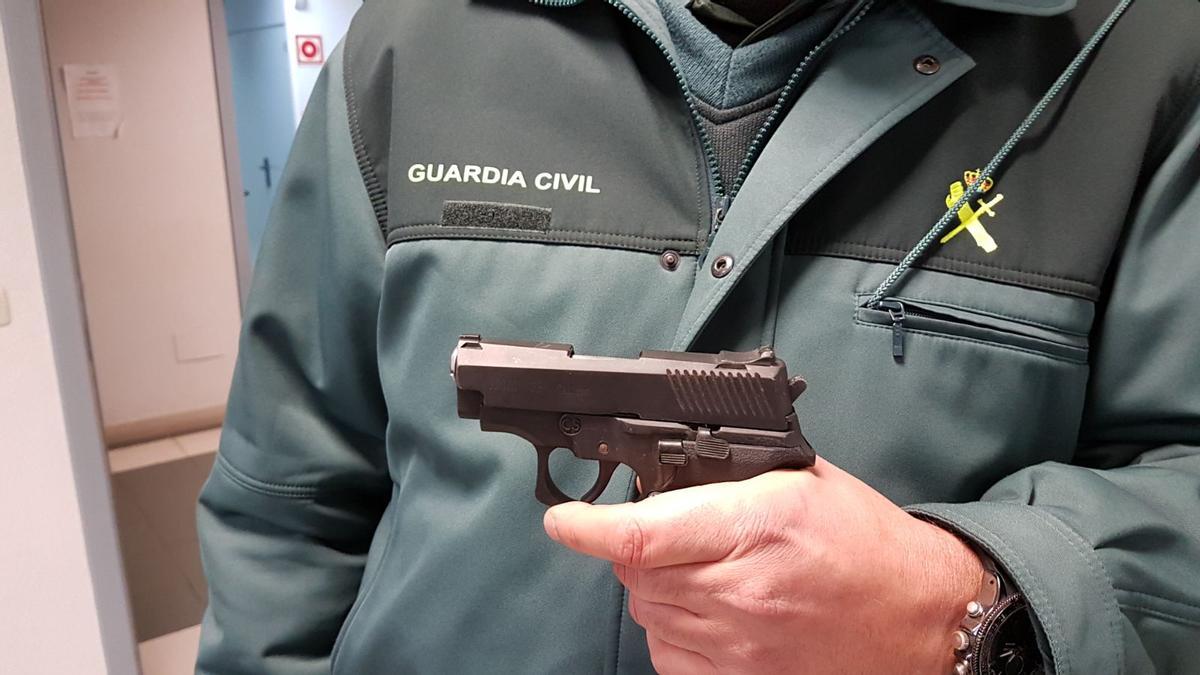 Una pistola aprehendida por la Guardia Civil.