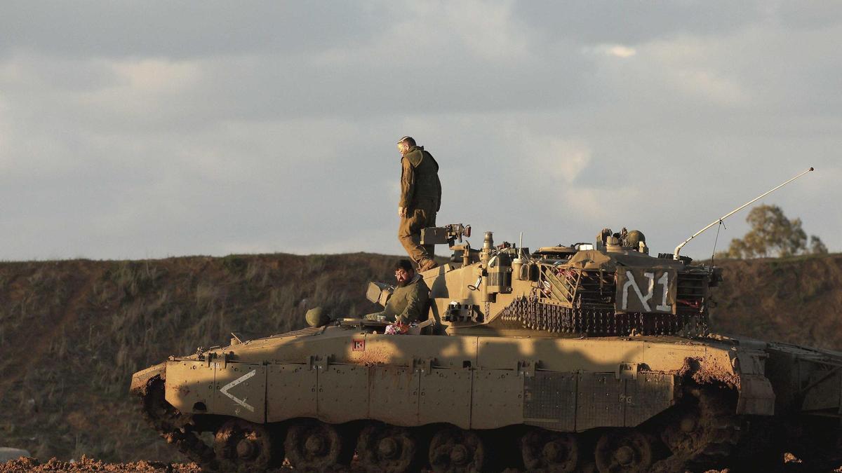 Artillería israelí disparando hacia la Franja de Gaza