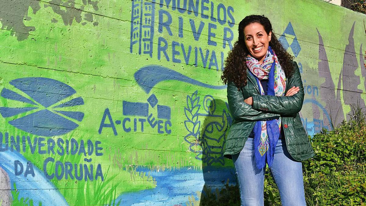 La investigadora Amal Nnechachi, ante el mural pintado frente al instituto Monelos.