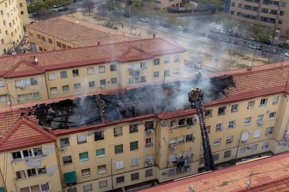 Un incendio en el barrio Miguel Hernández de Alicante deja tres vecinos y seis policías atendidos por inhalación de humo