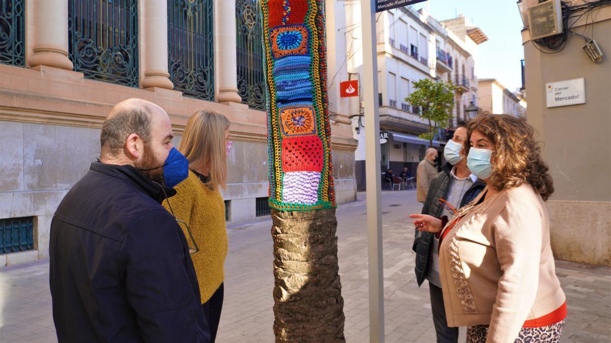 Comerciantes de la zona, junto a la regidora de Comercio, Maria Antònia Truyols (derecha), observan una de las decoraciones.