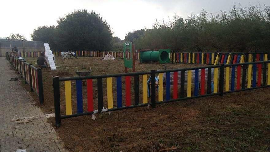 Instalación del parque canino, en Adina. // FdV