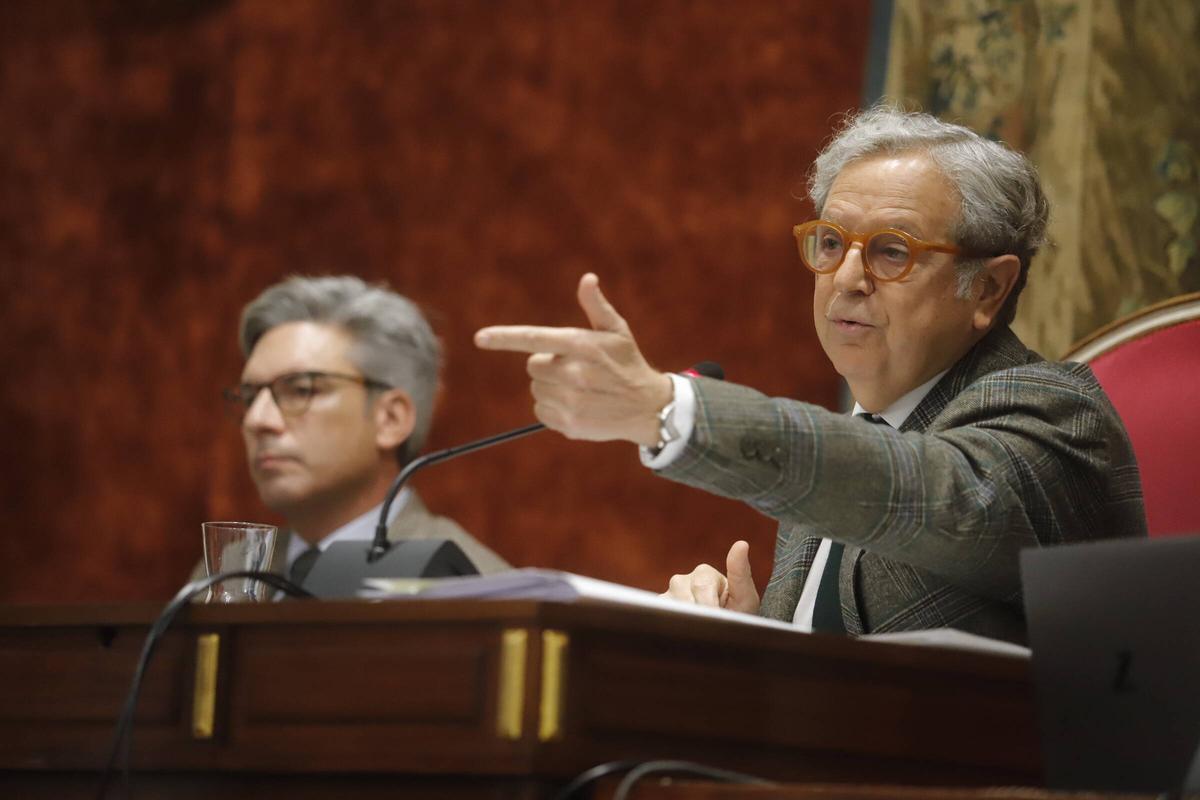 Salvador Fuentes se dirige a la oposición, en presencia del vicepresidente Andrés Lorite, durante el pleno extraordinario de este miércoles.