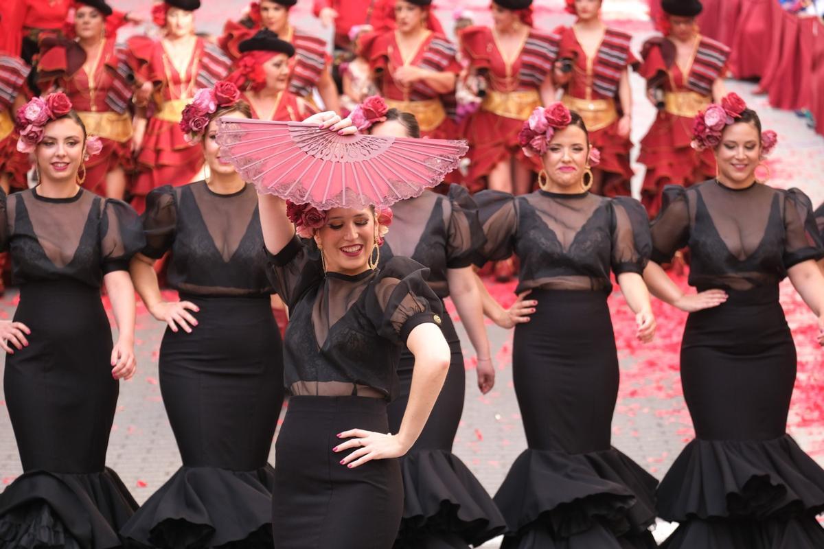 Una cabo de escuadra en pleno baile.