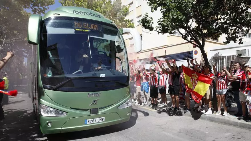 VÍDEO: Así fue el espectacular recibimiento de la afición del Sporting al equipo en Elda