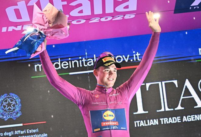 PISA (Italy), 20/05/2025.- Danish rider Mads Pedersen of Lidl-Trek team waring the points classification leaders cyclamen jersey, celebrates on the podium after the 10th stage of the Giro dItalia cycling tour, an individual time trial (ITT) over 28,6 km from Lucca to Pisa, Italy, 20 May 2025. (Ciclismo, Italia) EFE/EPA/LUCA ZENNARO