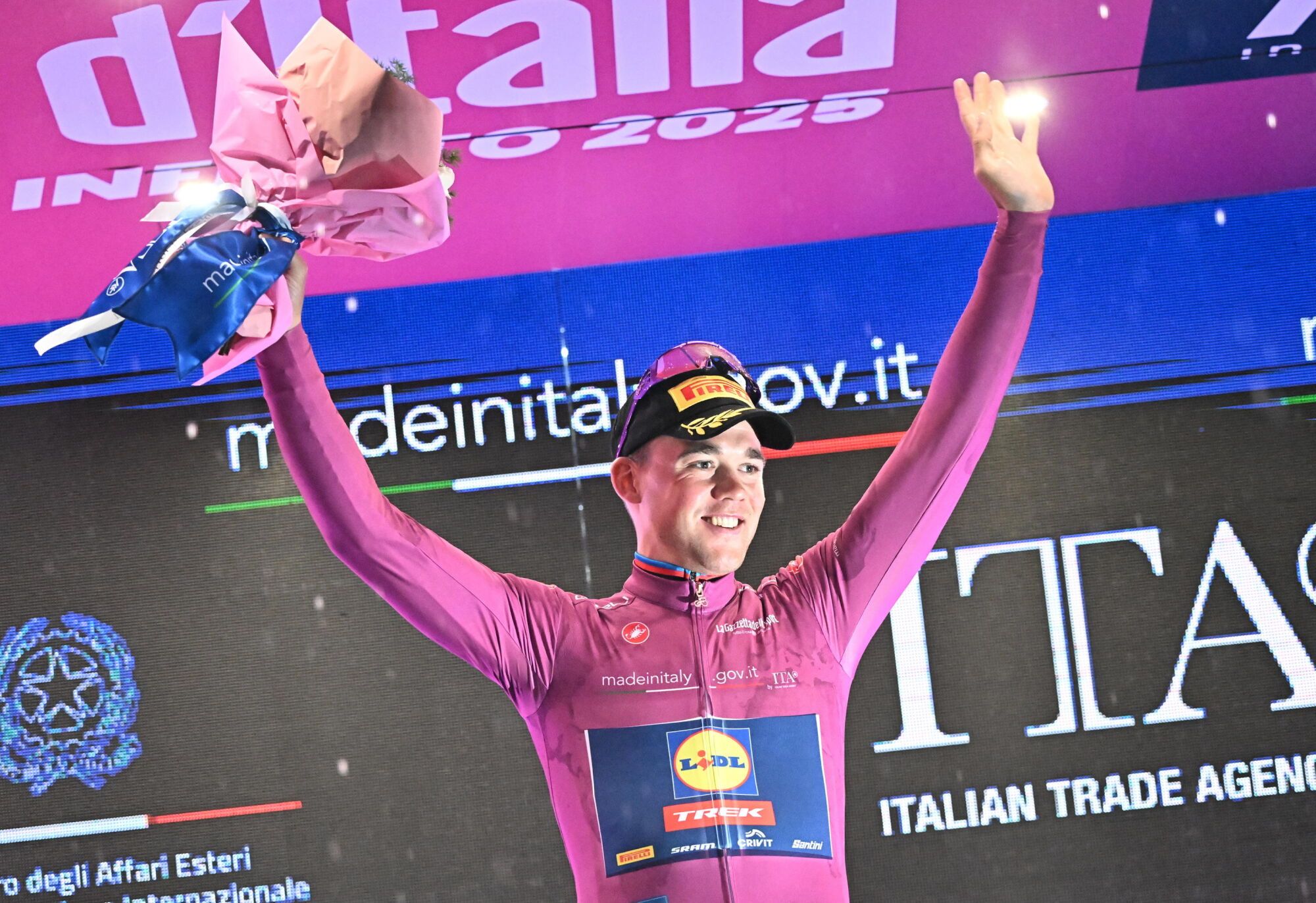 PISA (Italy), 20/05/2025.- Danish rider Mads Pedersen of Lidl-Trek team waring the points classification leader's cyclamen jersey, celebrates on the podium after the 10th stage of the Giro d'Italia cycling tour, an individual time trial (ITT) over 28,6 km from Lucca to Pisa, Italy, 20 May 2025. (Ciclismo, Italia) EFE/EPA/LUCA ZENNARO