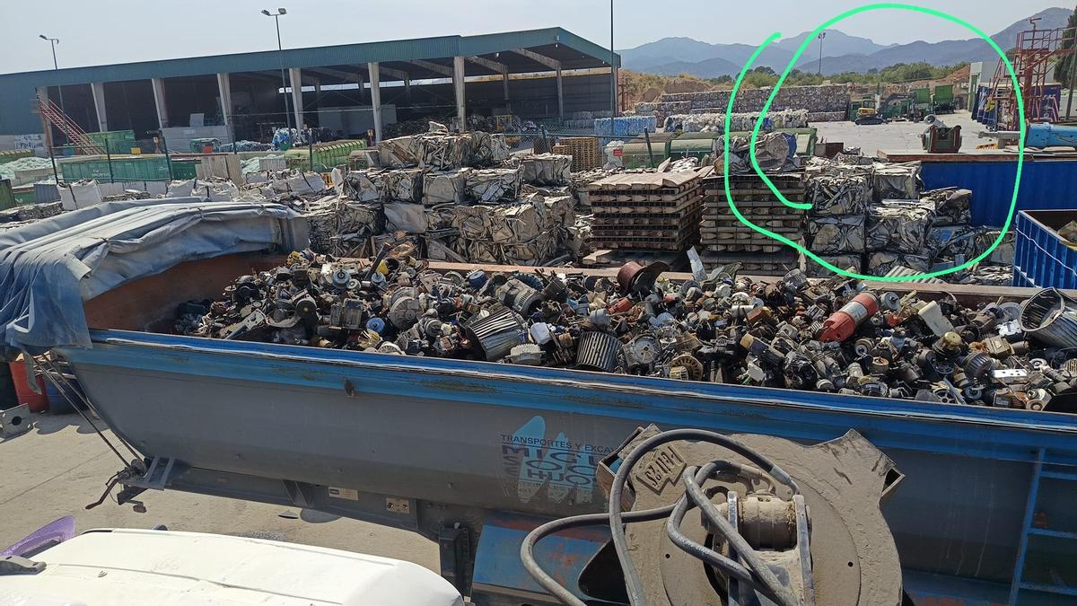 Los bloques de acero para reciclar que eran sustraídos en la empresa.