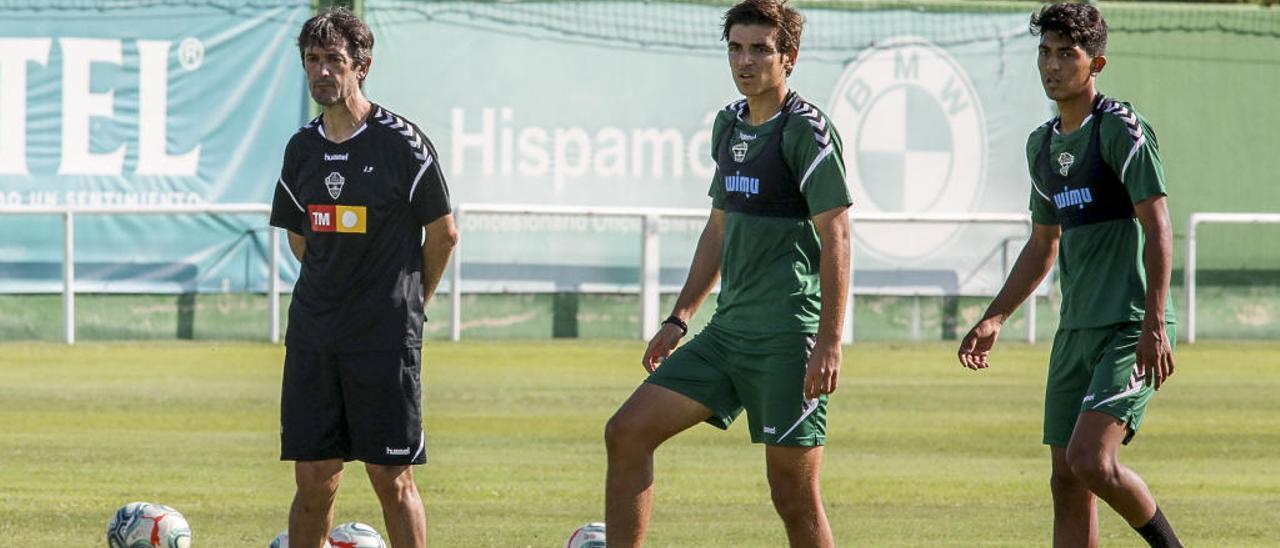 Gonzalo Villar controla un balón, con Pacheta a su lado, durante la sesión preparatoria de ayer.