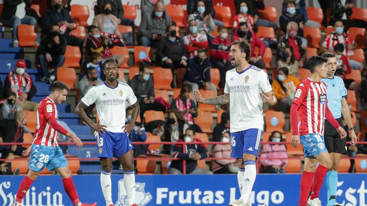 Eguaras arenga a sus compañeros tras el gol del Lugo.