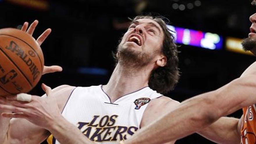 Pau Gasol lucha por un balón ante un jugador de los Suns.