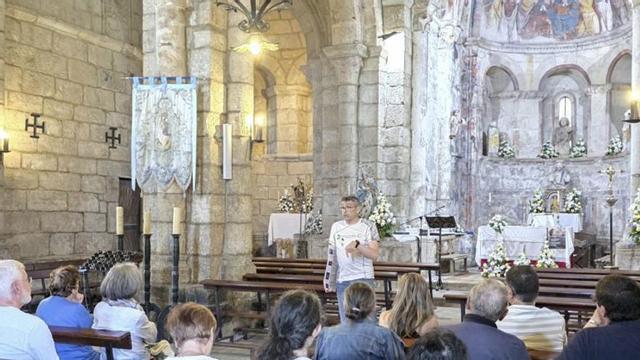 Un instante de la visita guiada al Mosteiro de Camanzo. | ROTEIROS DE LALÍN