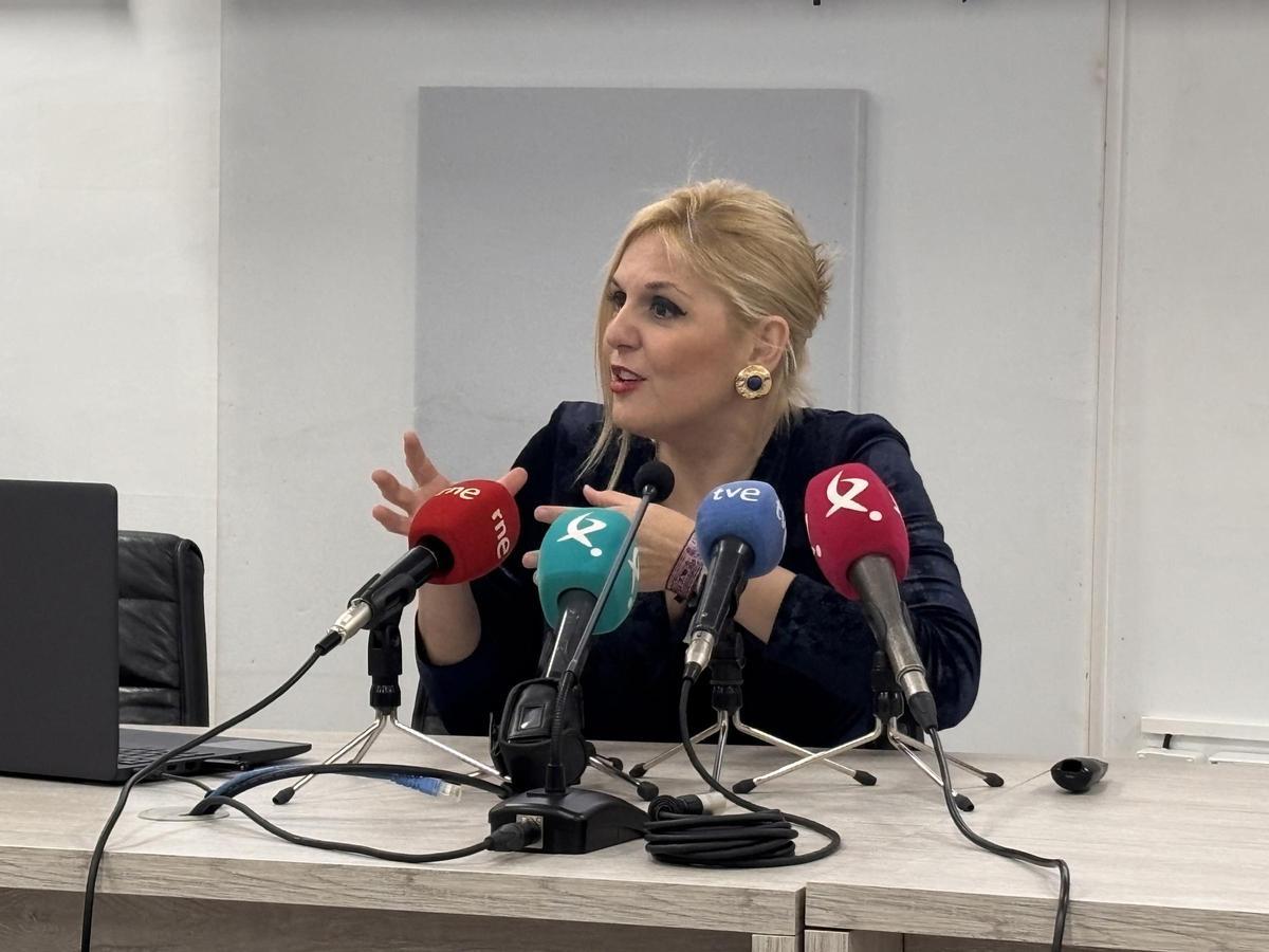 La portavoz de la Junta y consejera de Hacienda y Administración Pública en funciones, Elena Manzano, ofrece una rueda de prensa