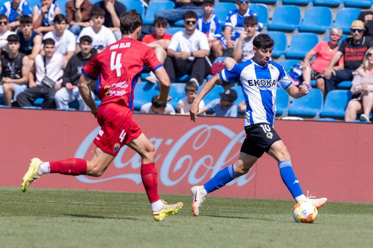 Nico Espinosa avanza con el el balón por la banda izquierda durante un partido del Hércules en Alicante.