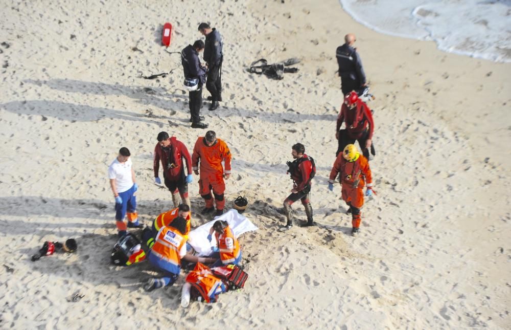 Sanitarios atienden al parapentista que se precipitó cerca de la Casa de los Peces