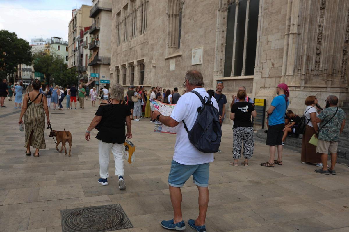 Turistas en el centro de València, en una imagen de archivo.