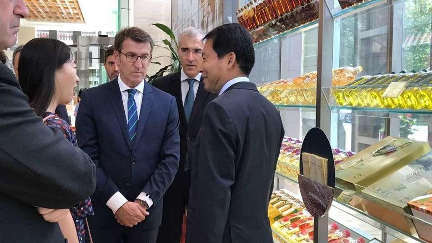 Feijóo, y Conde a su izquierda, en la visita a Cofco, el mayor proveedor de productos agrícolas chino.