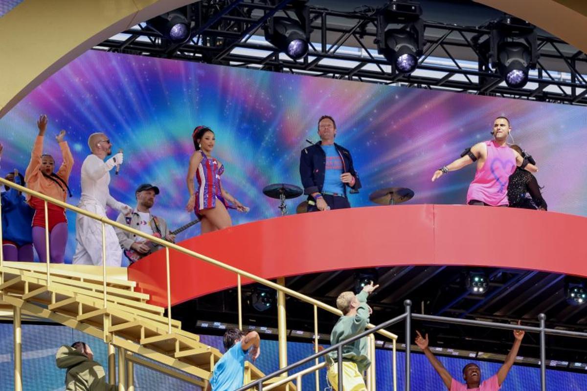 Chris Martin (centro), vocalista de Coldplay, durante el espectáculo de medio tiempo de la final del Mundial de Clubes
